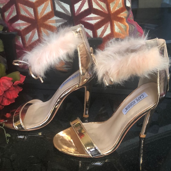 Cape Robbin - Picture 3 of 5